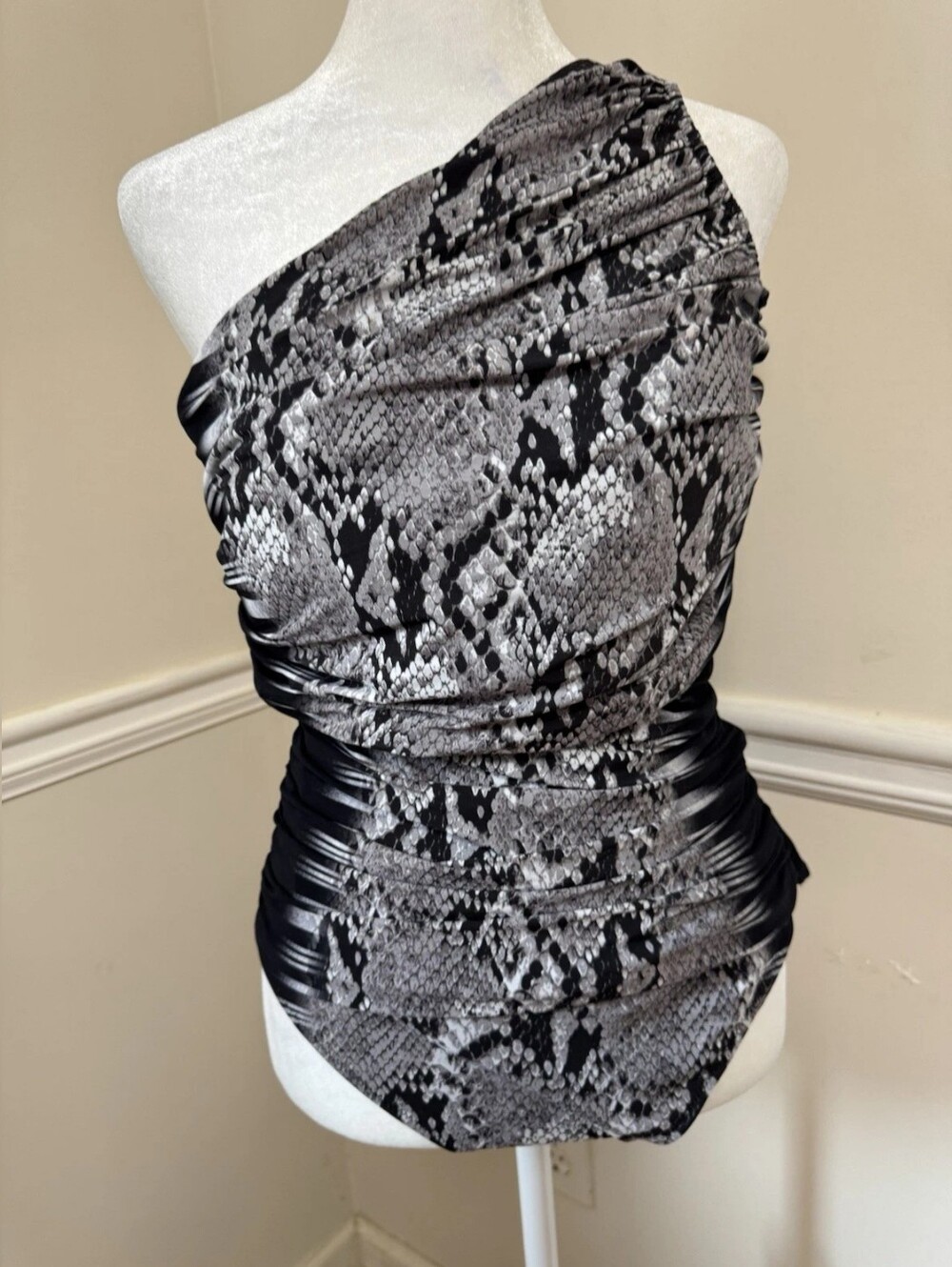 One-Shoulder Snake Print Reptile Swimsuit - Black/Gray